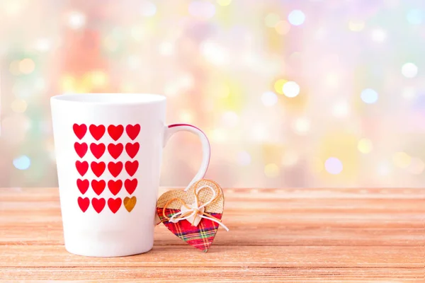 Taza Con Corazones Sobre Mesa — Foto de Stock