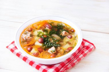 Ahşap bir masa fasulye çorbası