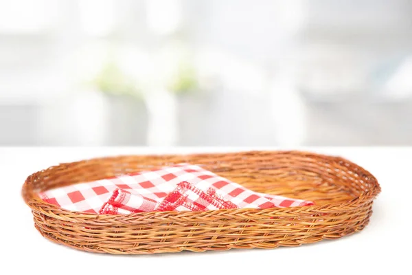 Ψάθινο Καλάθι Σχήμα Οβάλ Και Βαμβακερή Χαρτοπετσέτα Καρό Λευκό Τραπέζι — Φωτογραφία Αρχείου