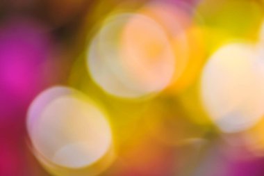Bulanık bokeh arka plan. Arka plan ve parlak nesneler kameranın odağında değildir. Optik bulanıklık.