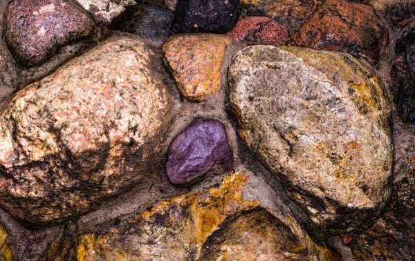 Διακοσμητικός τοίχος από μεγάλες πέτρες. Τσιμεντευμένες πέτρες. Βότσαλα στον τοίχο. Ένας τοίχος κήπου. Διακοσμητική επιφάνεια. — Φωτογραφία Αρχείου