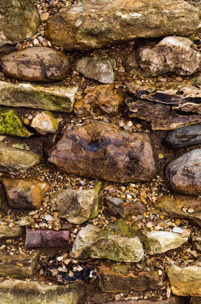 A parede de pedra crua. Deitado de pedra selvagem. Alvenaria dura. A parede é feita de pedras de paralelepípedos. Século XIX. Paredes decorativas do jardim . — Fotografia de Stock