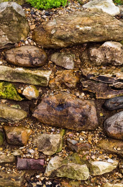 A parede de pedra crua. Deitado de pedra selvagem. Alvenaria dura. A parede é feita de pedras de paralelepípedos. Século XIX. Paredes decorativas do jardim . — Fotografia de Stock