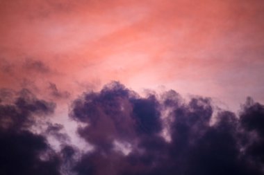 Bulutlar ve güneş ışığı ile güzel gökyüzü