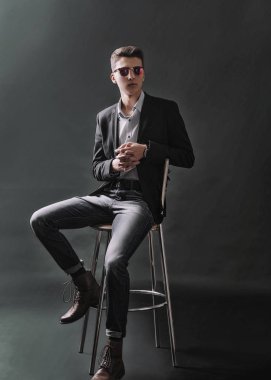 Genç bir adam üzerinde yüksek sandalye