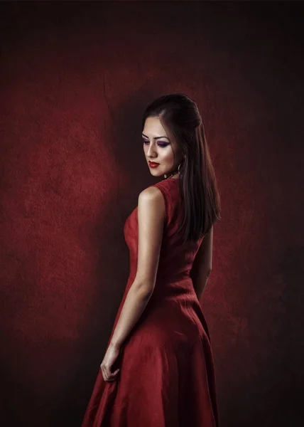 Gyönyörű lány piros ruhában. Jogdíjmentes Stock Képek