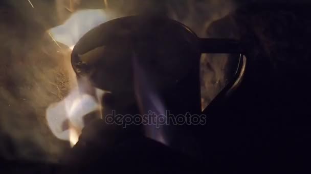 Залізний кухоль під вогонь — стокове відео