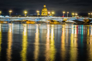 Blagoveshchensky (Leuteinant Schmidt) köprü, St.Petersburg, Rusya. Setin gece görüş.
