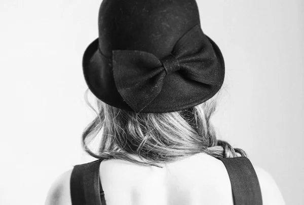 La chica del sombrero atrás — Foto de Stock