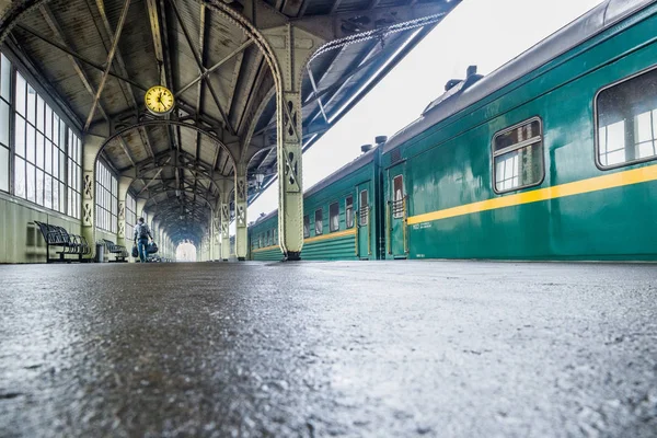 Vitebsk St. Petersburg ve yeşil cars ile ayakta bir tren istasyonu