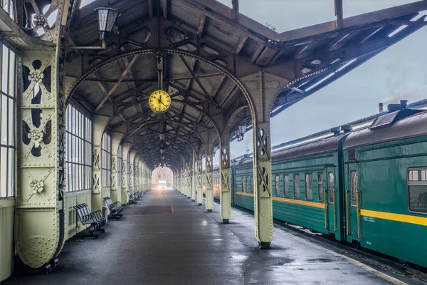Gare de Vitebsk à Saint-Pétersbourg et un train debout avec des voitures vertes Images De Stock Libres De Droits