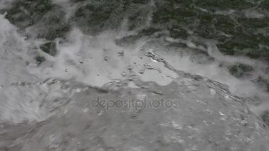 Kabarcık nehir su akışı ile aşırıya kaçmadan sıçramalarına