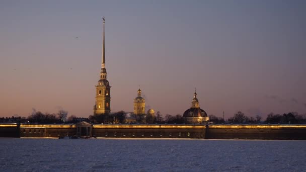 St. Petersburg na noc. Zima to czas. Rury wydobywa sie dym. — Wideo stockowe