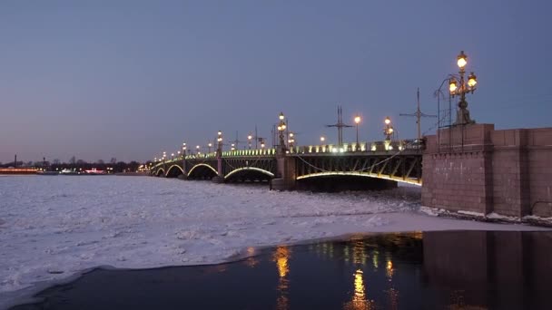 Αγία Πετρούπολη το βράδυ. Ο χειμώνας είναι χρόνος. — Αρχείο Βίντεο