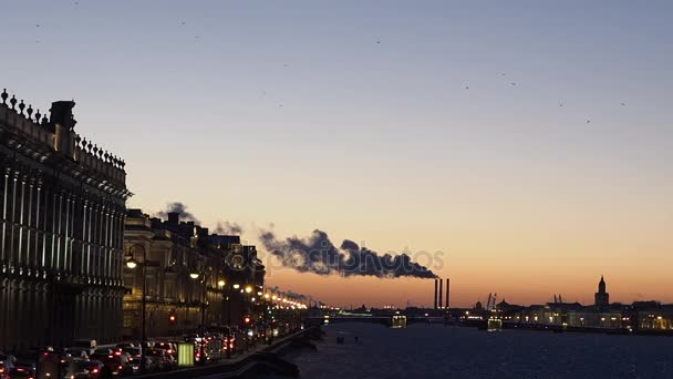 圣彼得斯堡在晚上。冬天是时间。从管冒出烟来. — 图库视频影像