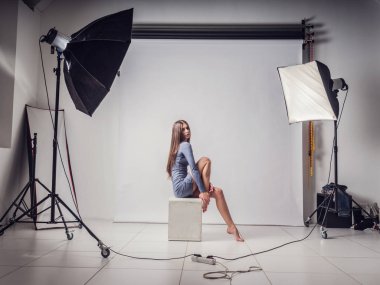 Stüdyoda genç ve güzel bir kızla fotoğraf çekimi. Sağlıklı ve esnek bir bayan. Masaüstünüz için ekran koruyucu. instagram