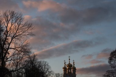 Günbatımı kilisede. Sonbahar.