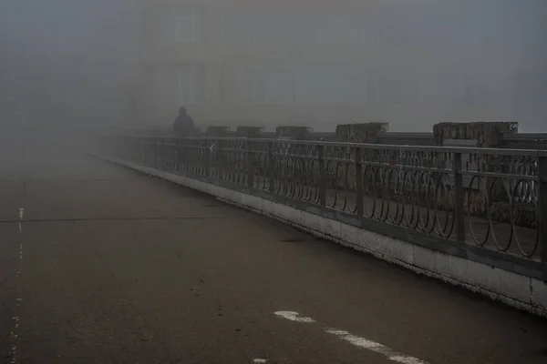 Een persoon loopt in de mist — Stockfoto