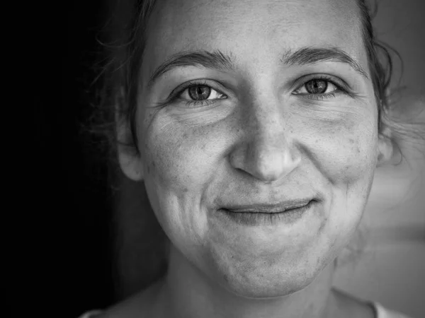 Yüzünde gülümseme ile Rus mutlu kız