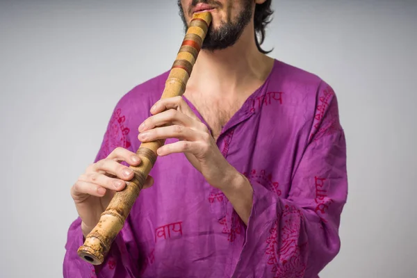 Le musicien qui joue des instruments ethniques . Images De Stock Libres De Droits