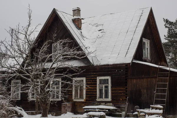 Старый деревянный дом . — стоковое фото