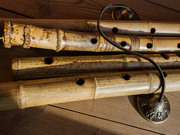 Flautas japonesas de bambu. Quatro flautas japonesas. Instrumento musical de percussão indiana. Karataly com a inscrição Om. Instrumento de sopro étnico . — Fotografia de Stock