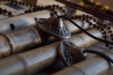 Bambu Japon flüt. Dört Japon flüt. Hint vurmalı müzik aleti. Karataly OM yazıt ile Etnik Nefesli/Üflemeli Saz. 
