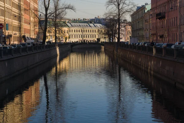 Beau paysage urbain. La rivière Xoka à Saint-Pétersbourg . — Photo