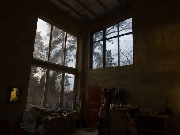 Grandes fenêtres dans la maison. Vue sur la cour. Décoration intérieure dans la maison. Économiseur d'écran pour votre bureau . — Photo