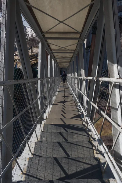 Der Mann geht. Metalltreppe führt nach unten. — Stockfoto