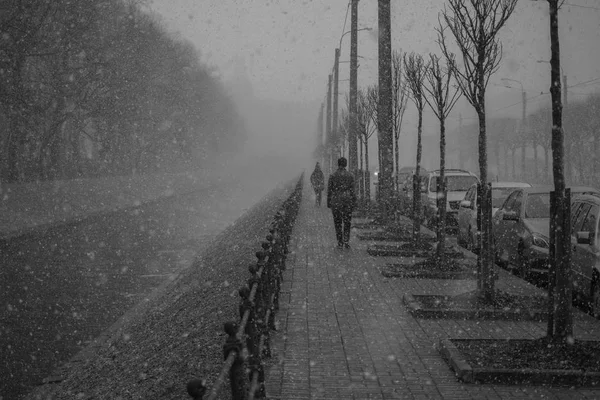 Une personne va par mauvais temps . Photo De Stock