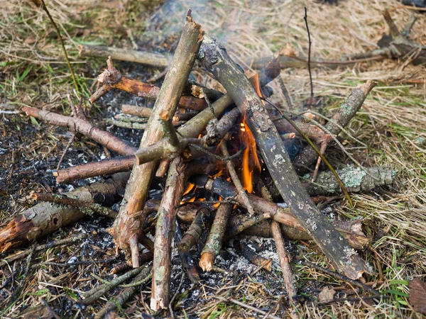 Um pequeno incêndio ao ar livre. Screensaver para o seu desktop . — Fotografia de Stock