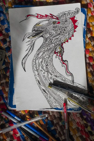 Dragon-bird se dibuja con un bolígrafo. Hermosa ilustración . — Foto de Stock