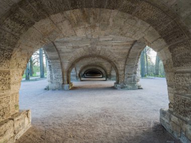 Köprünün altından, arch. St. Selo, Rusya Federasyonu.
