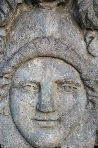Bir taş portresi.