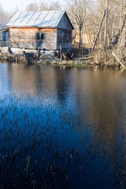 Su kenarındaki eski ev.