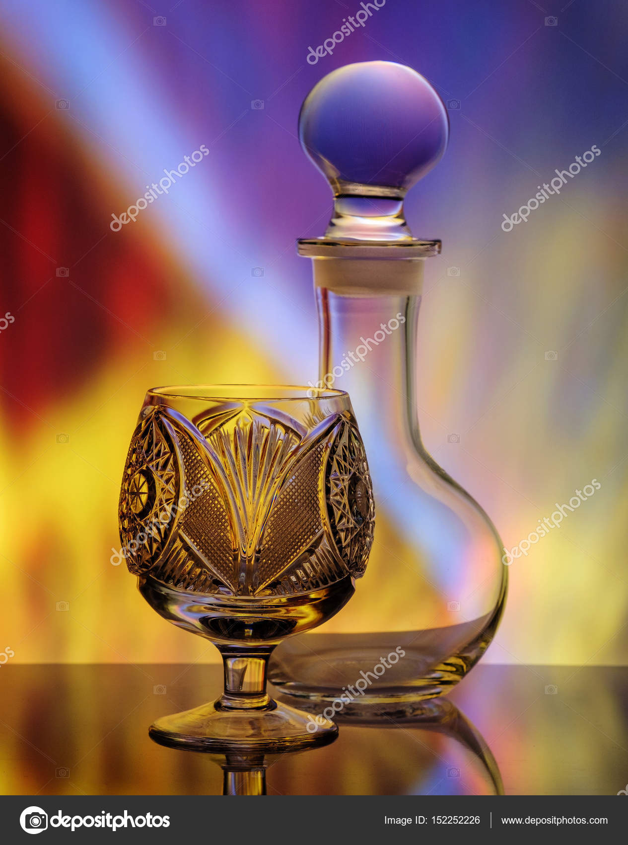 Vaso de vino y de vela sobre la mesa — Foto de stock ...