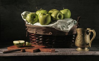 Yeşil elma ile natürmort