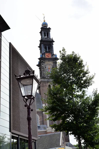 Башня старой церкви — стоковое фото