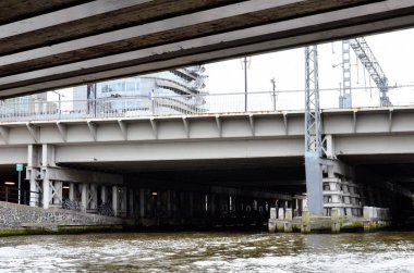 Amsterdam'da bir kanal üzerinden köprü