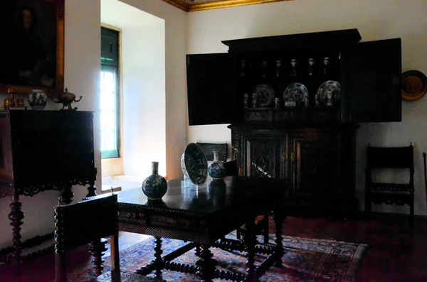 Старая мебель во дворце — стоковое фото