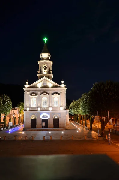 Katolska kyrkan på natten — Stockfoto