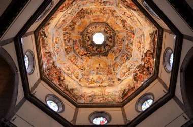 Kubbe ünlü bir Floransa kilisesine boyanmış.