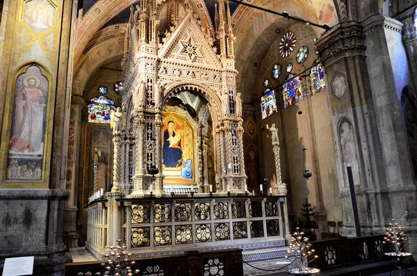 フィレンツェの歴史ある教会内 — ストック写真