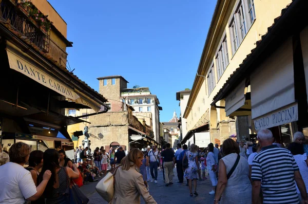 Egy Történelmi Híd Mögötti Utca Firenzében — Stock Fotó