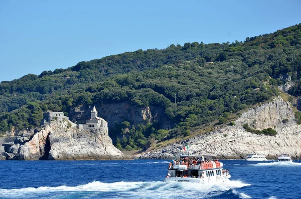 Touristic Boat Traveling Tuscan Coast — Stock Photo, Image