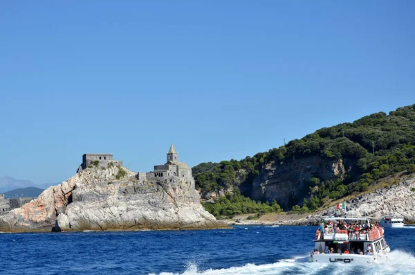 Barco Turístico Que Viaja Por Costa Toscana —  Fotos de Stock