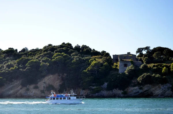 Barco Turístico Navegando Por Costa Toscana —  Fotos de Stock