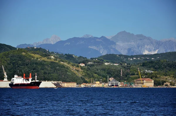 Cargo Boat Industrial Buildings Tuscan Coast — Stock Photo, Image