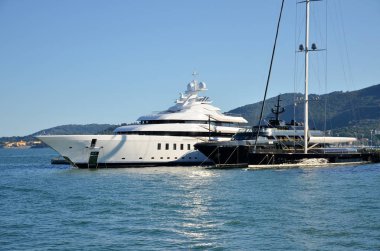 Porto Venere limanına demirlemiş lüks yatlar.